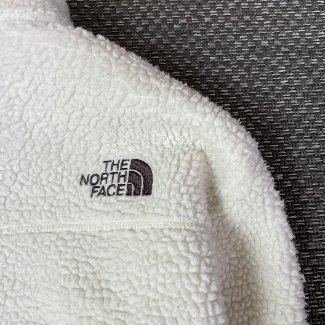 노스페이스 브라운 로고 화이트 뽀글이 플리스 자켓 M 상품이미지7