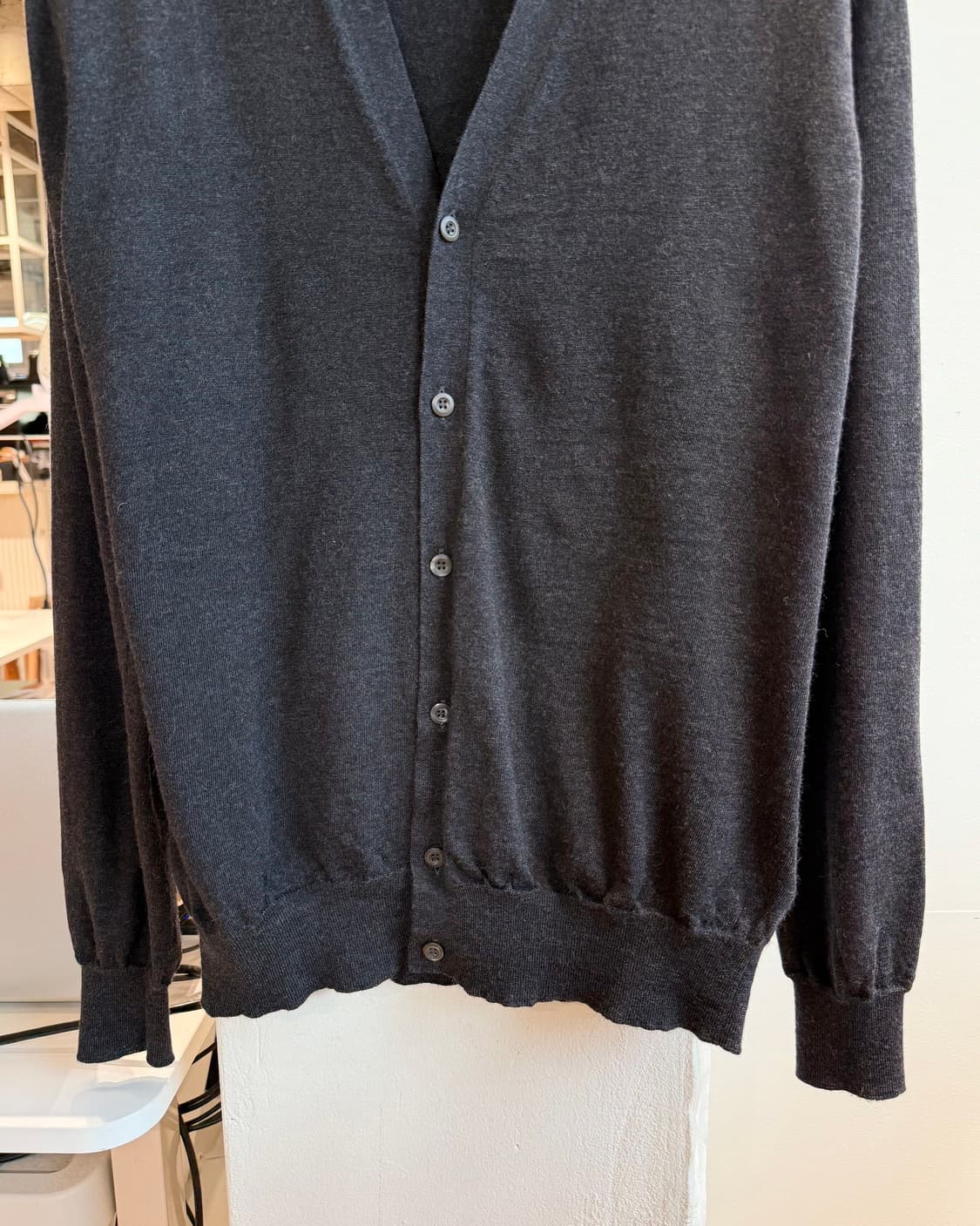 프라다 차콜 울 브이넥 가디건  상품이미지6