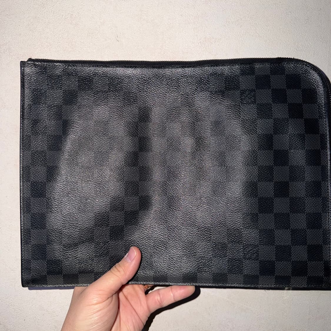 루이비통 모노그램 다미에 그라파이트 포쉐트 클러치백 (사용감) 상품이미지7