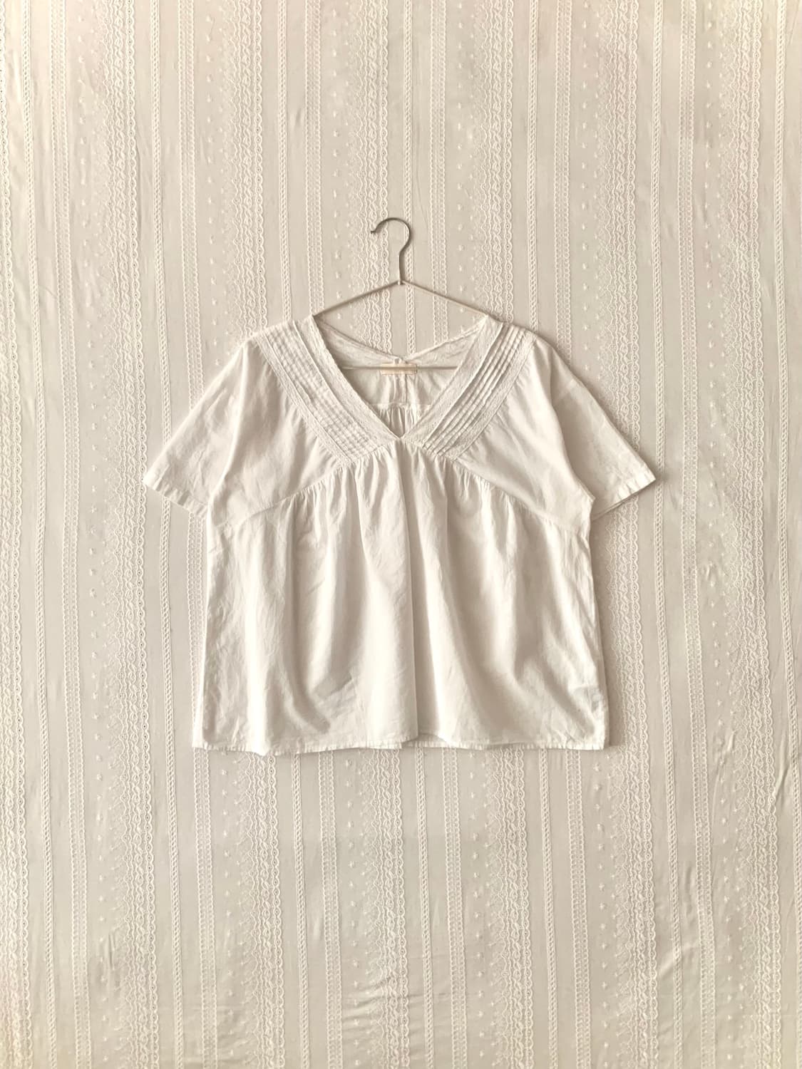 어스뮤직 화이트 레이스 핀턱 블라우스 상품이미지1