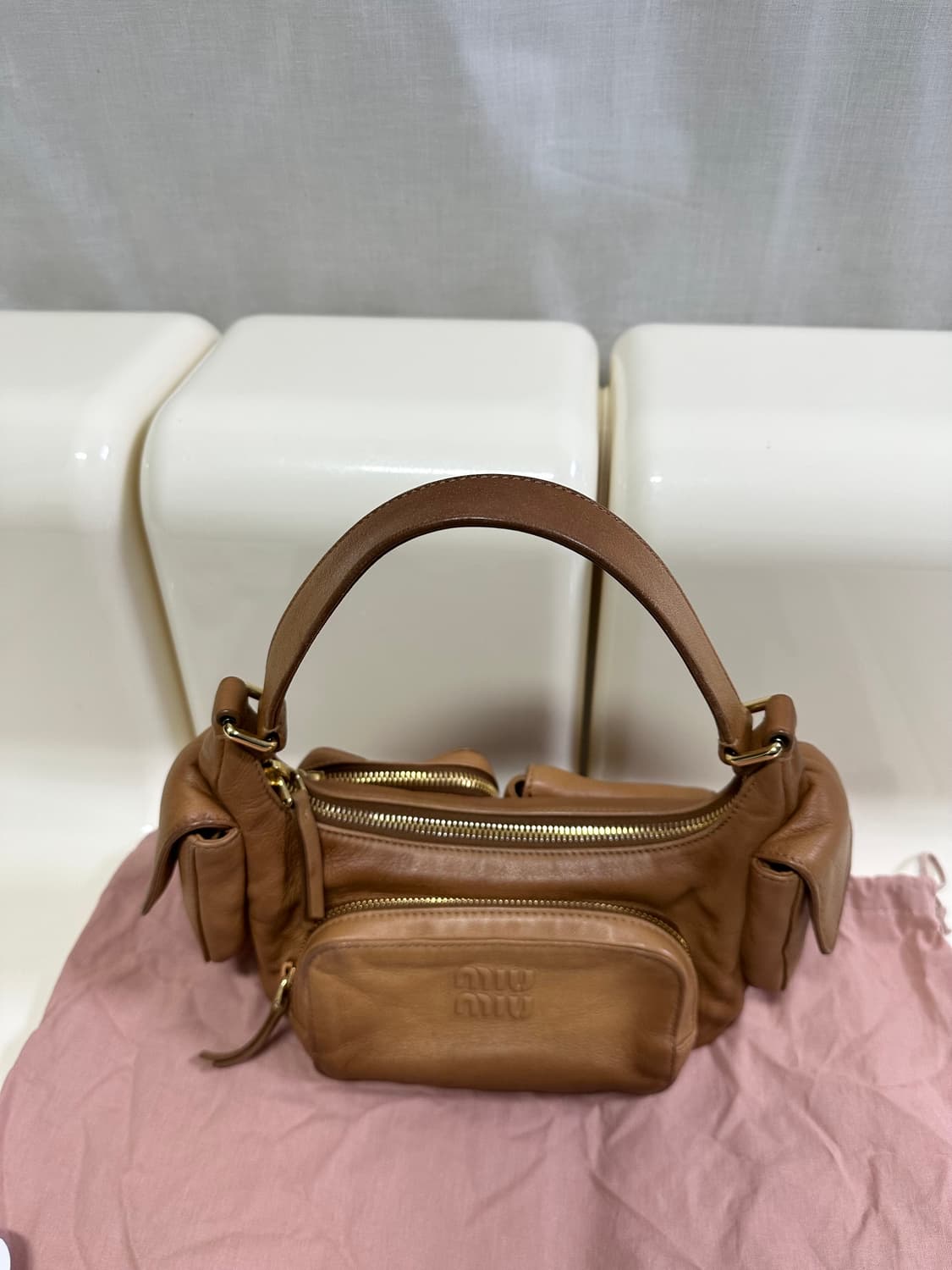 [정품 25년신상] 미우미우 포켓 숄더 호보백 상품이미지5