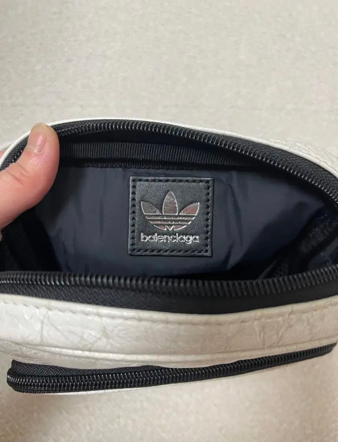 발렌시아가아디다스크로스백 상품이미지4