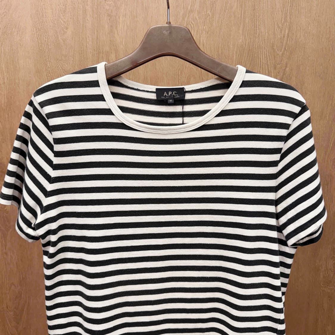 아페쎄 스트라이프 반팔 티셔츠 라운드넥 자수 디테일 블랙 아이보리 상품이미지4