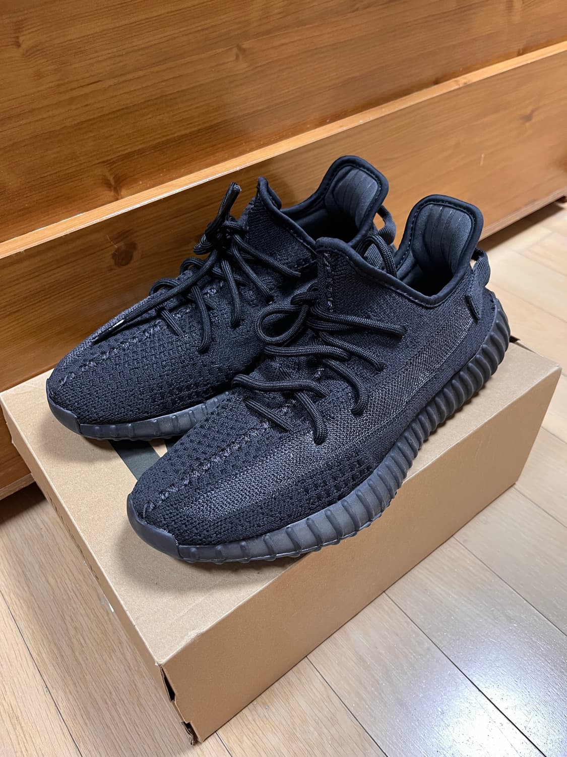 이지부스트 350 v2 오닉스 상품이미지1