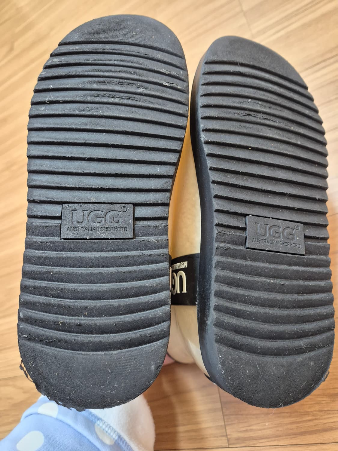 투명한 디자인이 매력적인 UGG 클리어 부츠입니다. EU37 사이즈로,  상품이미지4