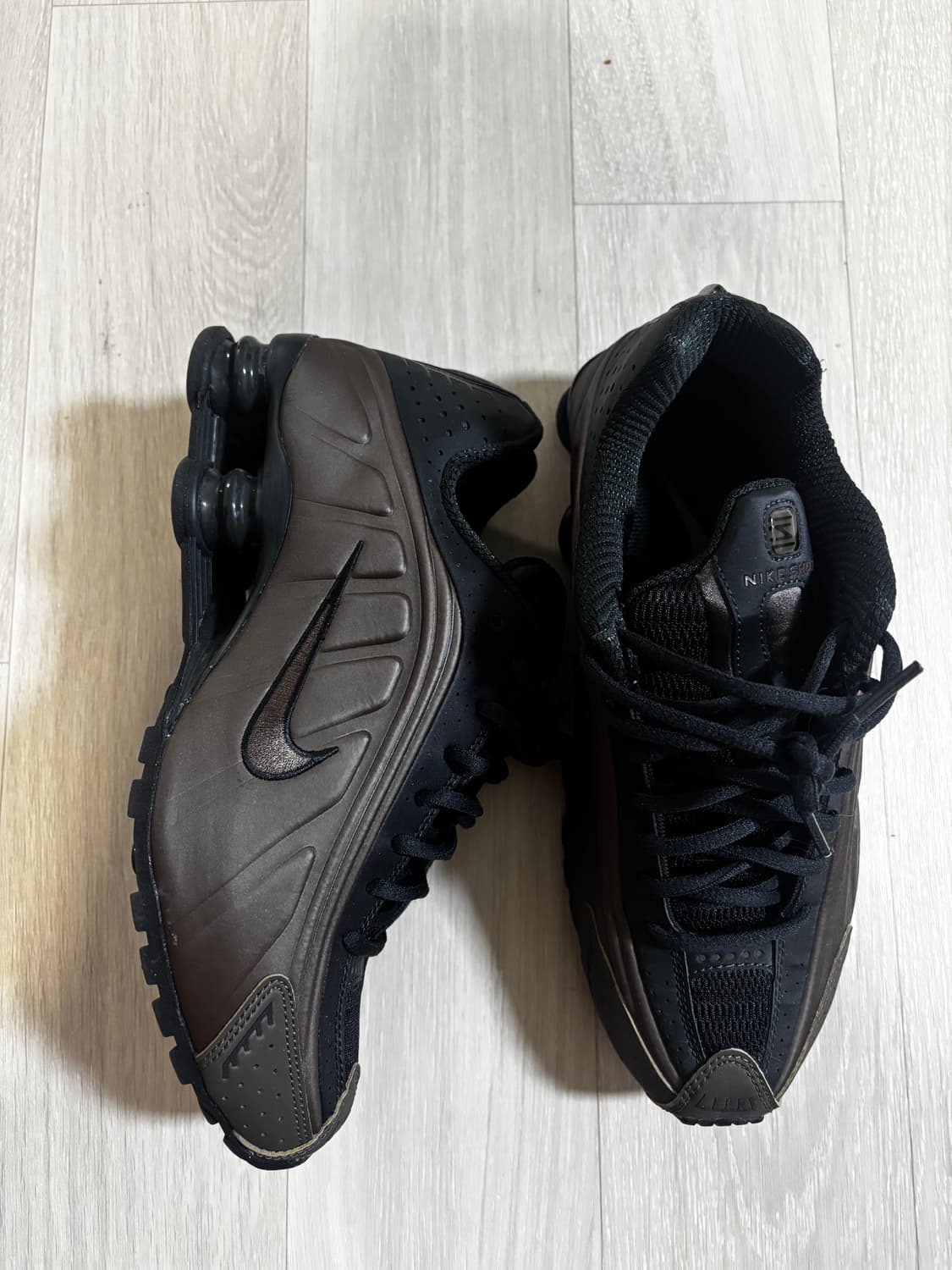 나이키 샥스 R4 "Off Noir Ironstone" 250 상품이미지1