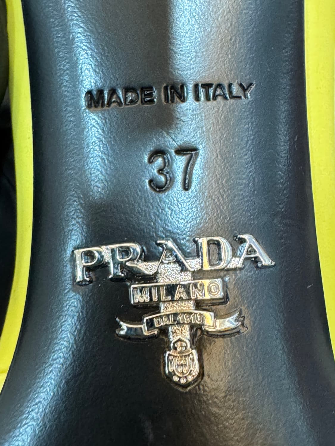 새상품급 프라다 브러쉬드 펌프스 구두 상품이미지4