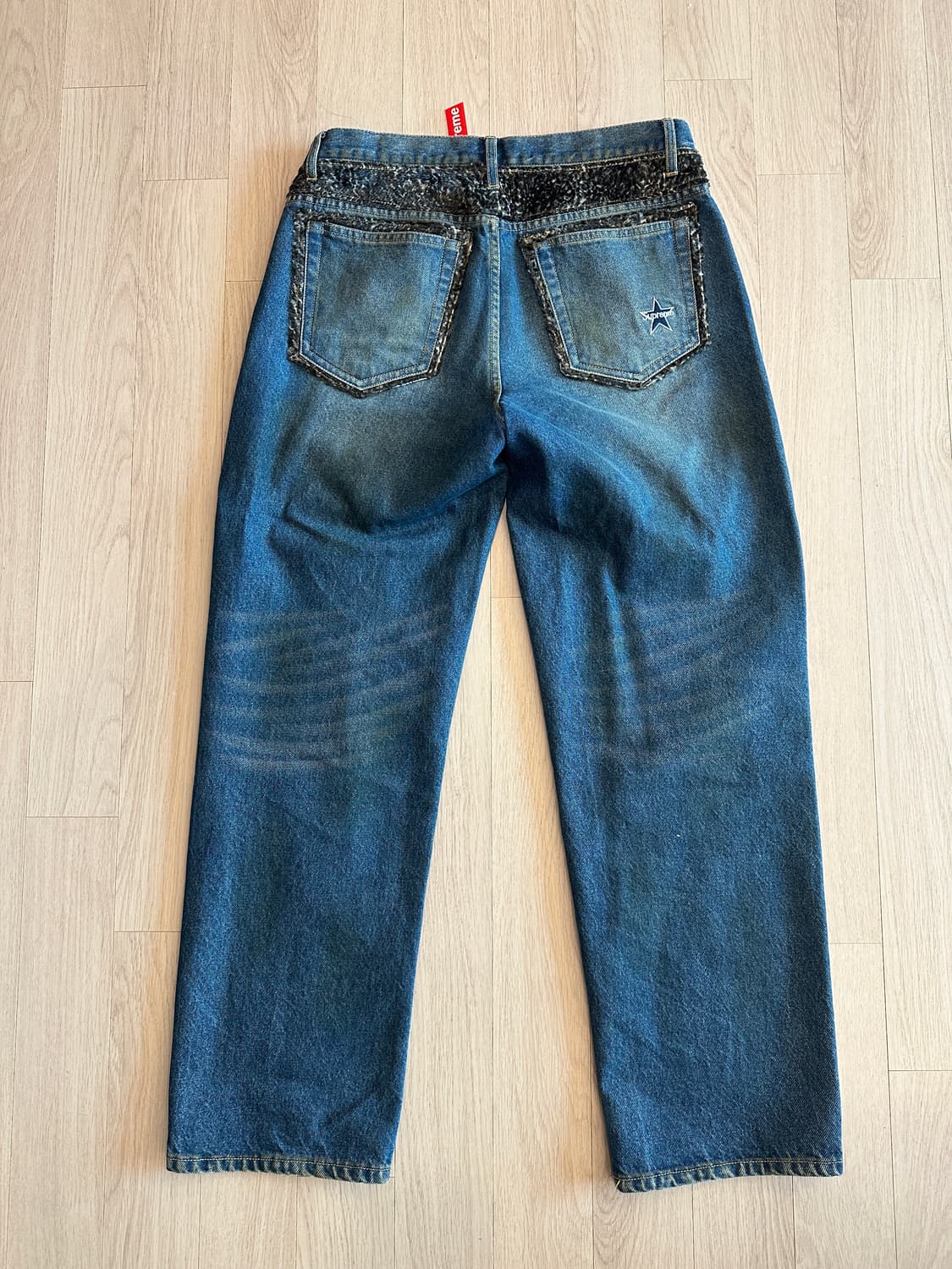 25FW 슈프림 레오파드 포우 퍼 루즈 핏 진 워시드 인디고  상품이미지3