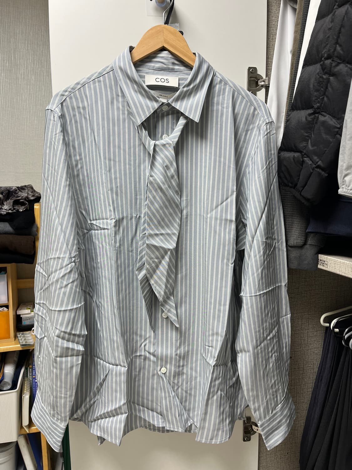 COS 타이 디테일 스트라이프 셔츠 M사이즈 판매 상품이미지3