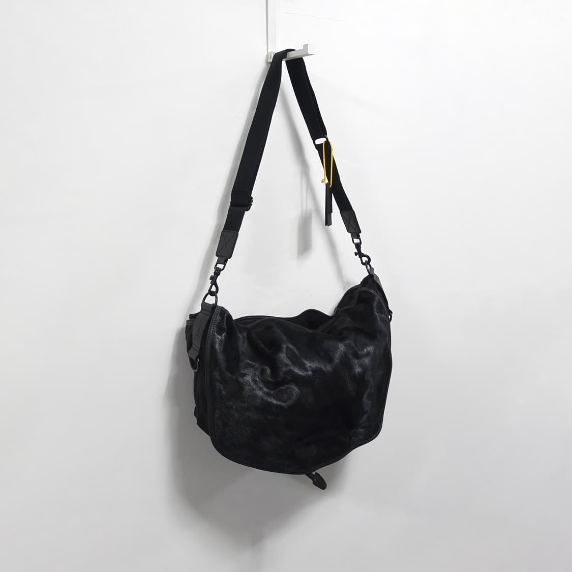 YS 요지야마모토 만다리나덕 송치 퍼 크로스백 상품이미지2