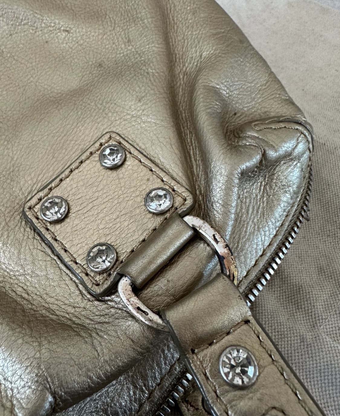 마이클 코어스 아스터 메탈릭 레더 스터드 사첼 백 상품이미지5