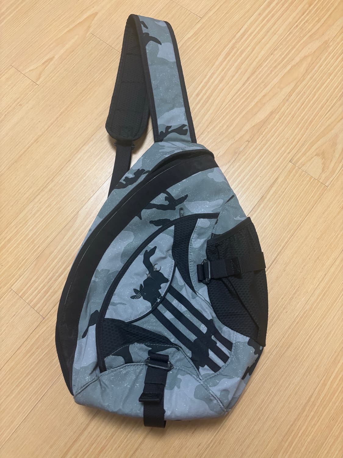 아디다스 x 떠그클럽 백 블랙 상품이미지1