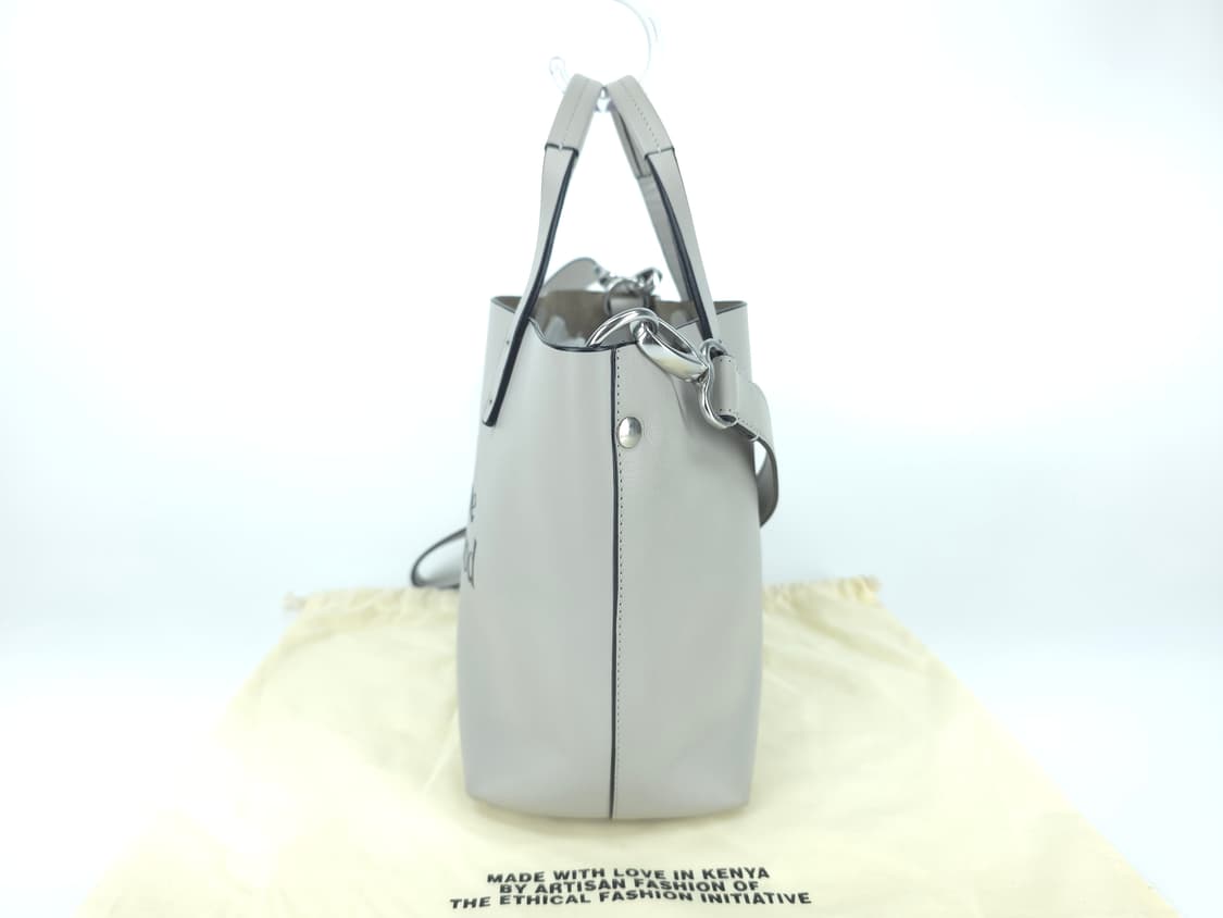 비비안웨스트우드 스튜디오 소가죽 쇼퍼 토트백 크로스백 그레이
 상품이미지4