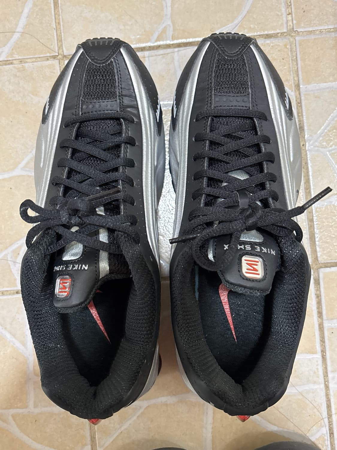 나이키 샥스 R4 메탈릭 실버 레드 255 상품이미지2