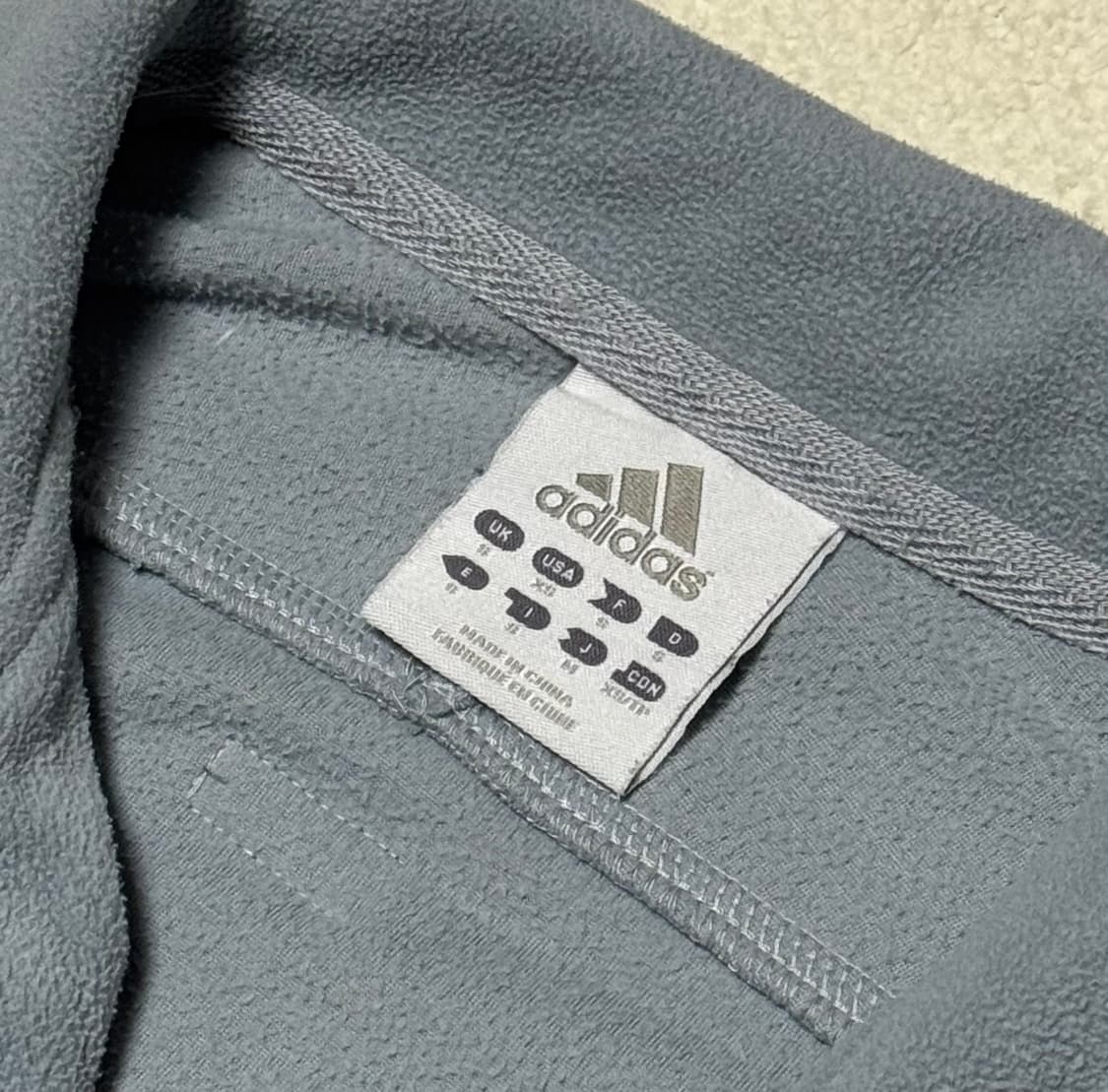 아디다스 시나모롤 스카이블루 반집업 맨투맨  상품이미지5