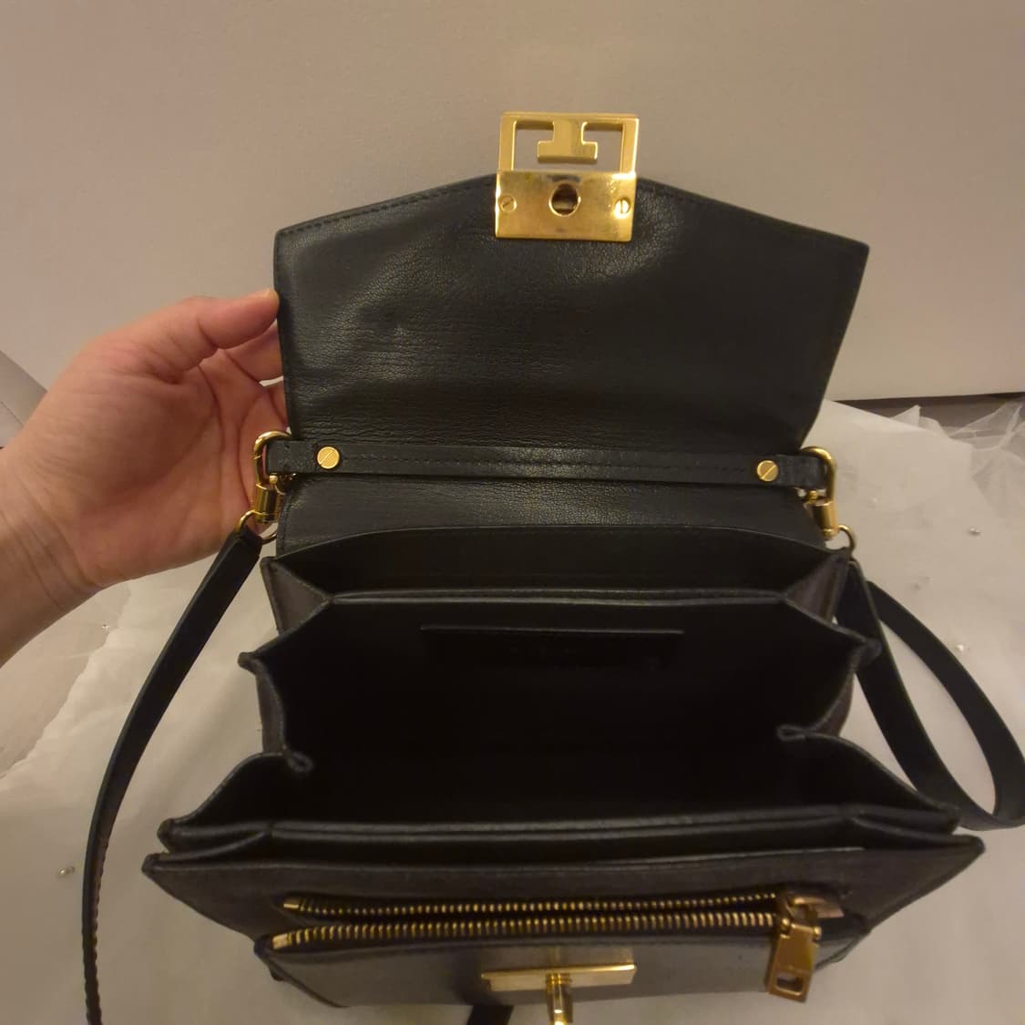 지방시 블랙 레더 GV3 체인 크로스백 상품이미지5