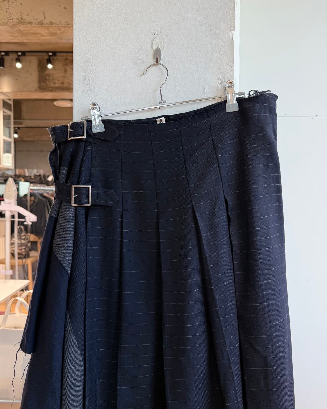 꼼데가르송 그레이 스트라이프 버클 핀턱 미디스커트  상품이미지3