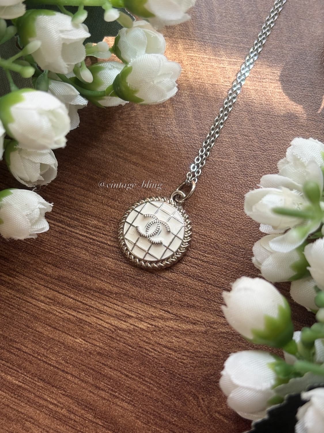 화이트) 샤넬 격자 그리드 패턴 로고 실버 목걸이 상품이미지1