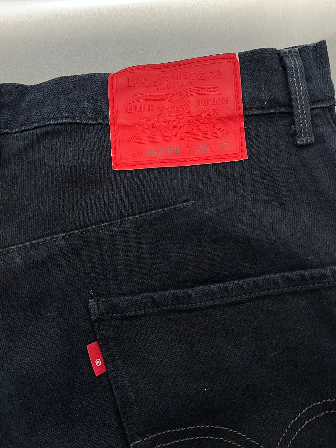 리바이스 엔지니어드 570 버튼 플라이 블랭크 탭 코튼 팬츠 상품이미지10