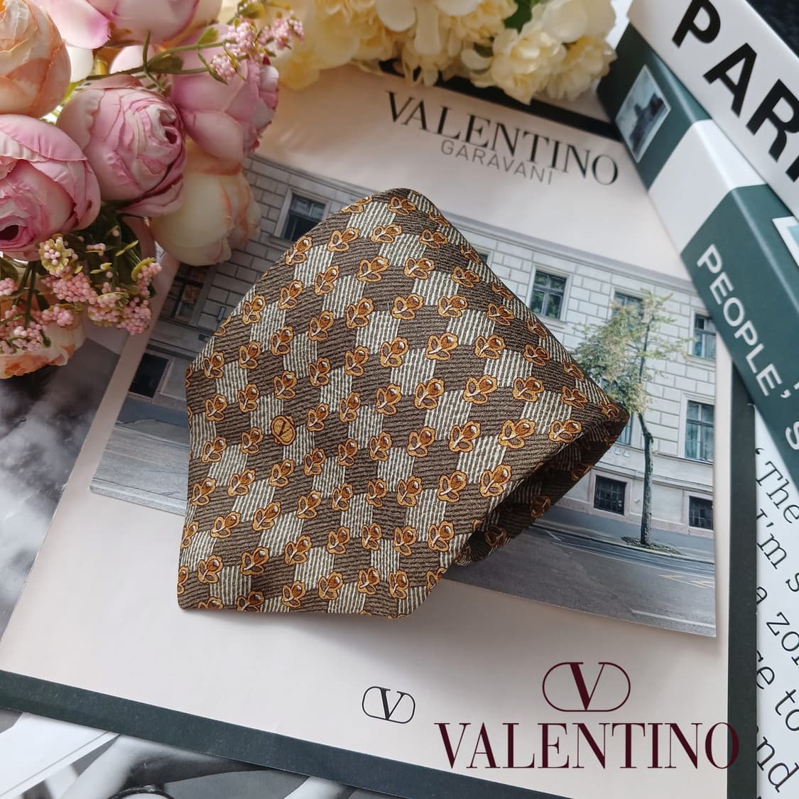 발렌티노 브라운 체크 플라워 패턴 넥타이 9.7cm A+등급 E951
 상품이미지1