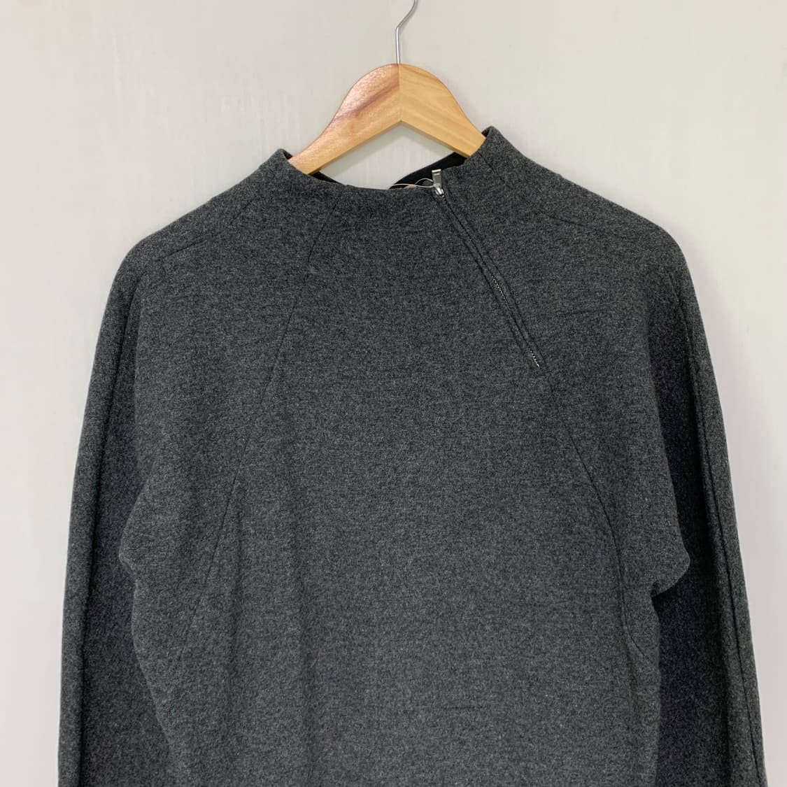 cos 코스 비대칭 사선지퍼 넥 차콜 그레이 7부 소매 울 맨투맨 상품이미지3