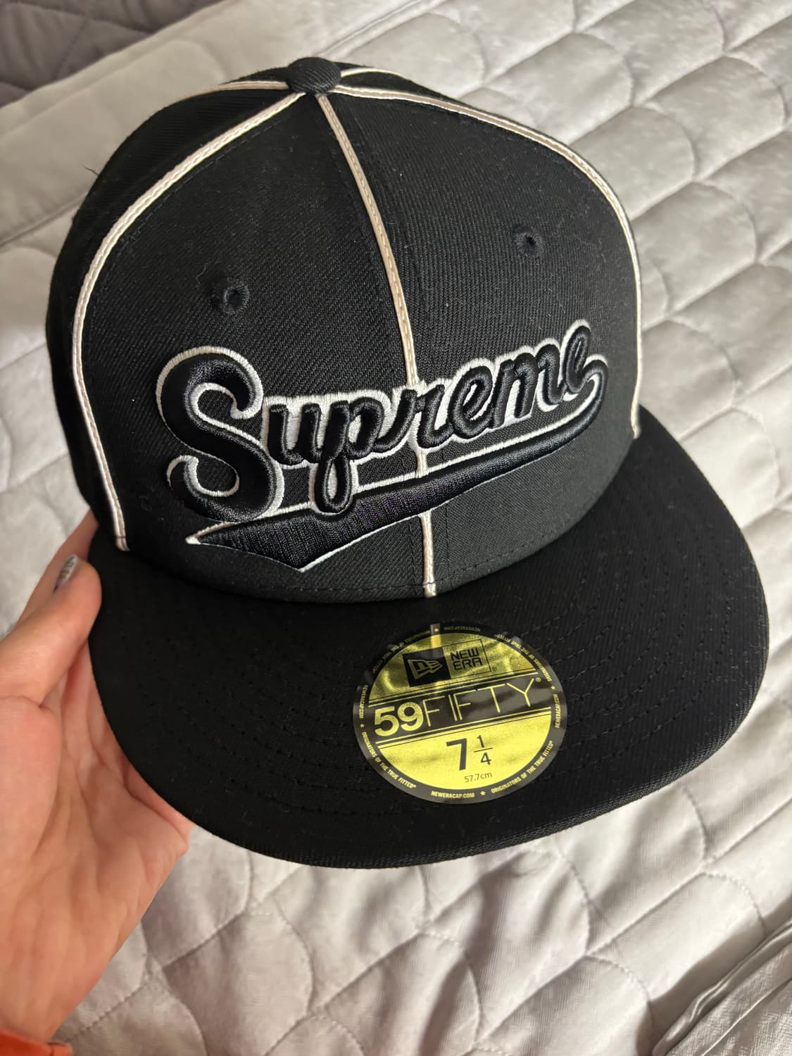 슈프림 파이핑 스크립트 로고 뉴에라 블랙 714사이즈 상품이미지1