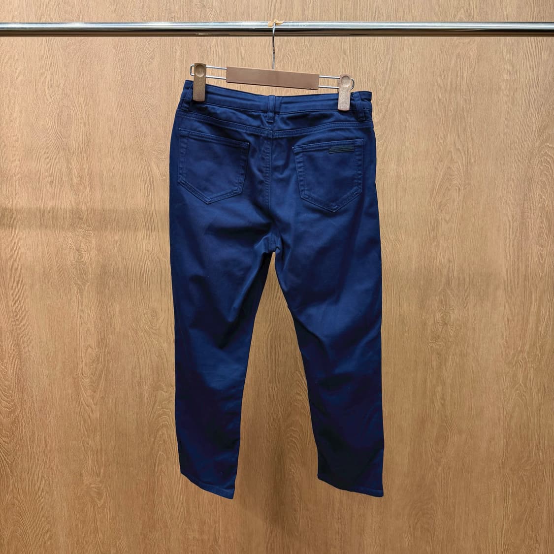 프라다 슬림핏 코튼 팬츠 미니멀 후면 포켓 블랙 로고 라벨 디테일 네이비 상품이미지3