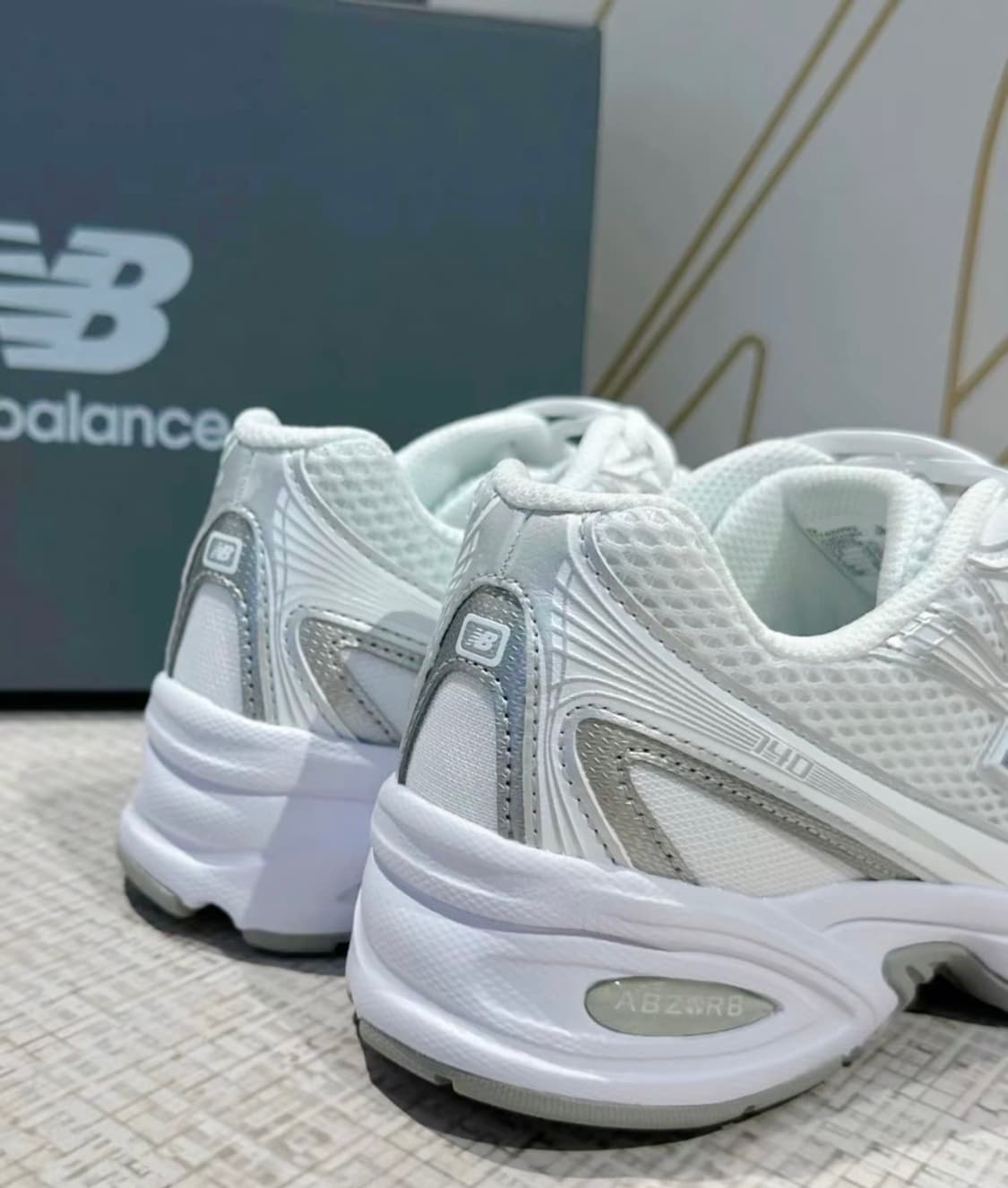뉴발란스 740v2 화이트 실버 메탈릭 상품이미지4