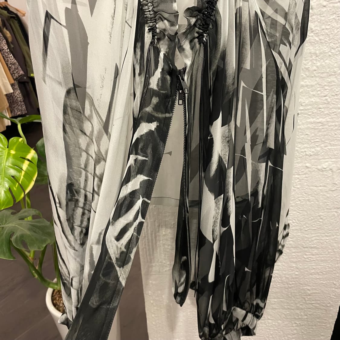 앤드뮐미스터 실크 그래픽 집업 블라우스 상품이미지4