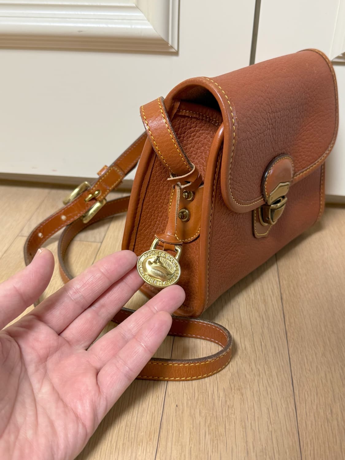 두니앤버크 빈티지 가죽 크로스백 상품이미지2