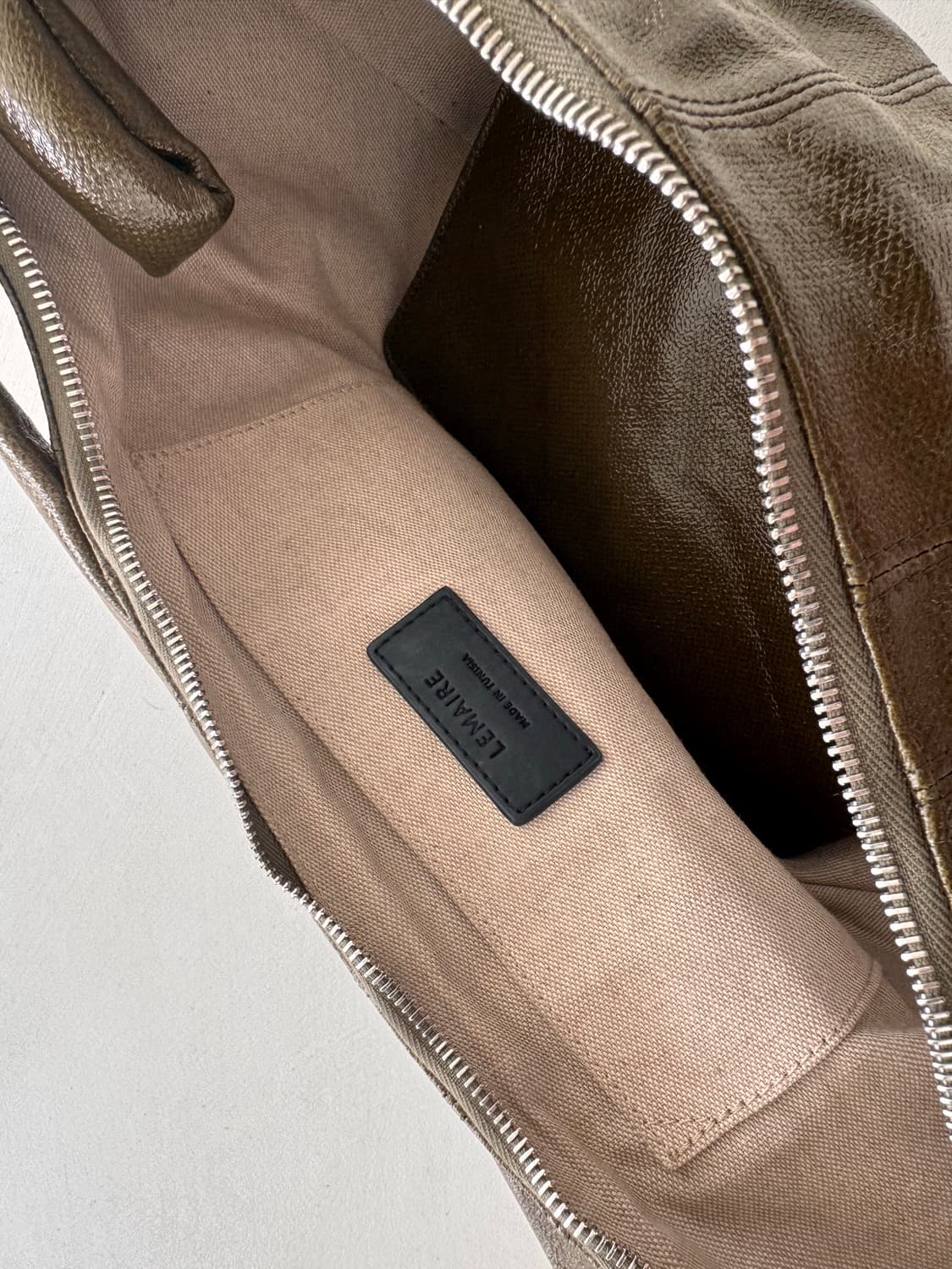 르메르 라지 소프트 크루아상백 올리브 상품이미지7