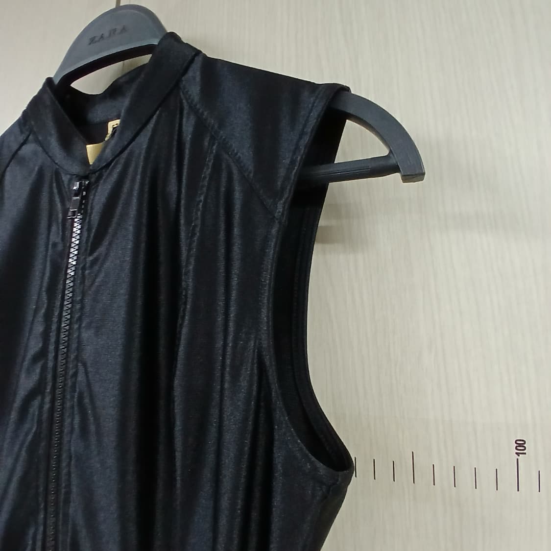 H&M 블랙 벨벳 짚업 점프수트 상품이미지4