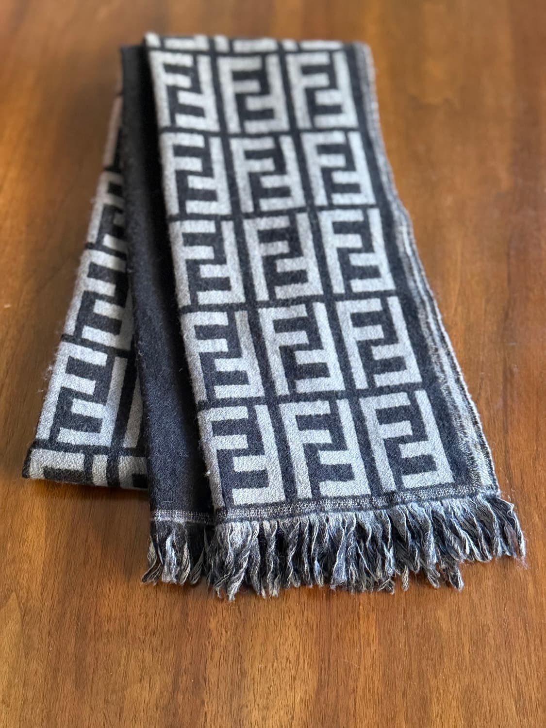 FENDI 펜디 주카 울 양면 머플러 상품이미지1