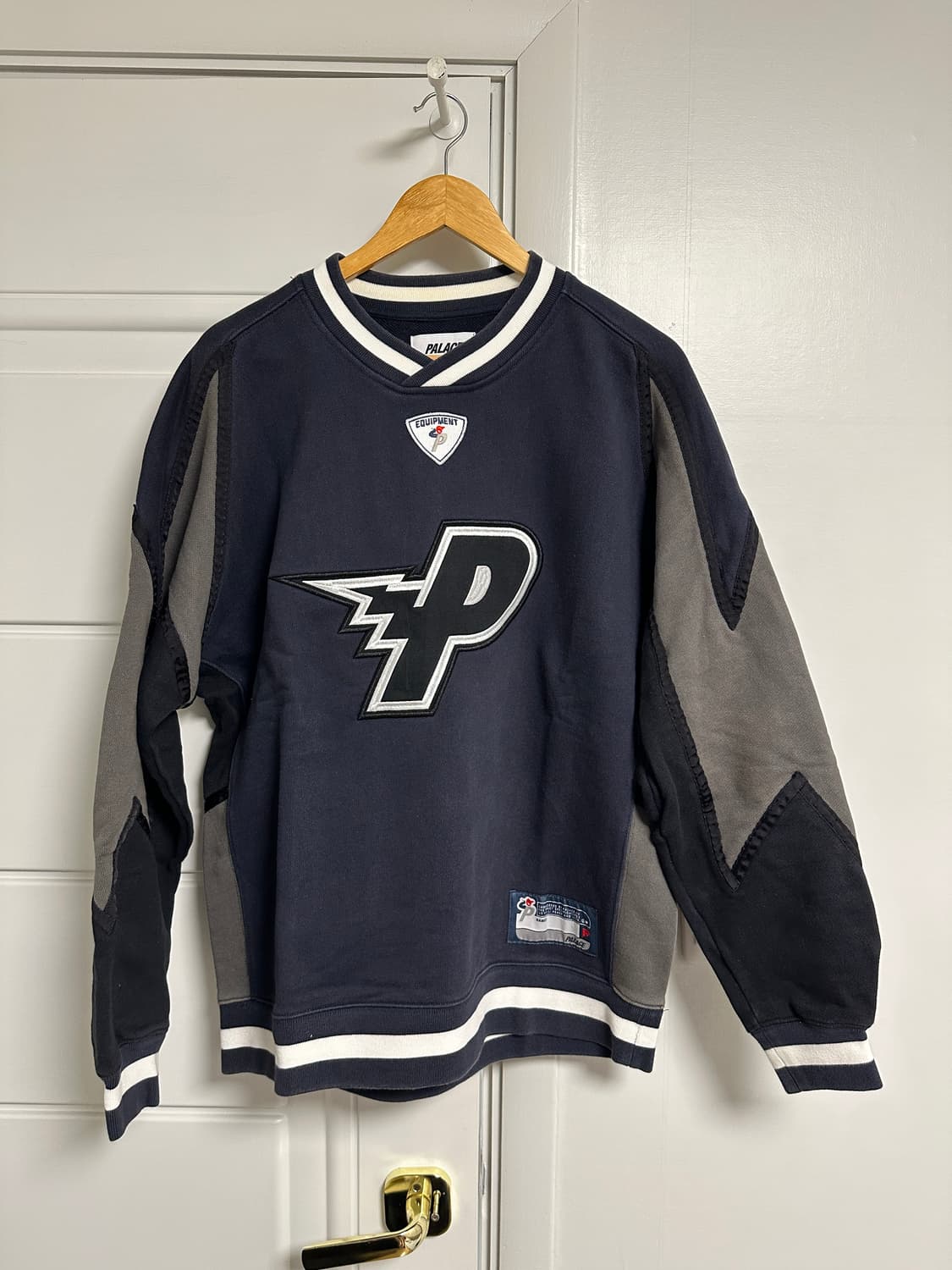 팔라스 볼트 크루넥 그레이 블랙 맨투맨 21FW 자수 상품이미지2