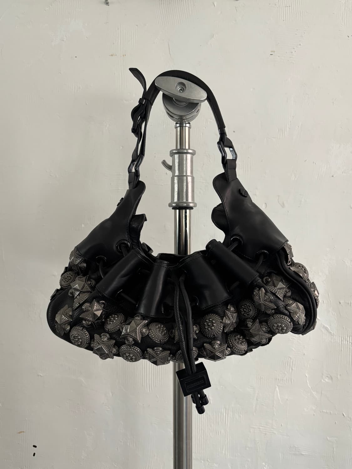 Burberry 버버리 블랙 큐빅 스터드 백 상품이미지4