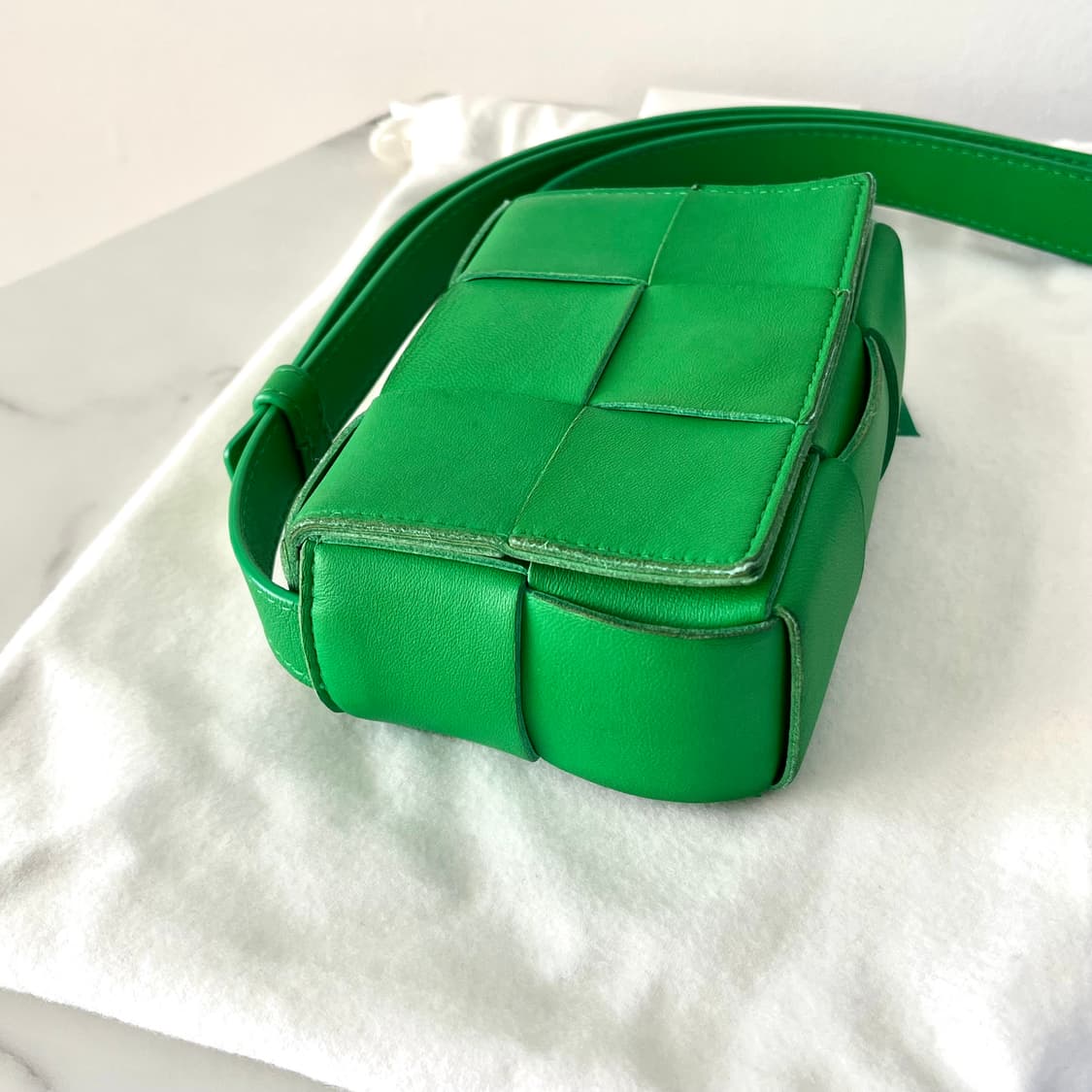 [S급/정품] 보테가베네타 미니 카세트백 레더 그린 크로스백 가방 상품이미지7