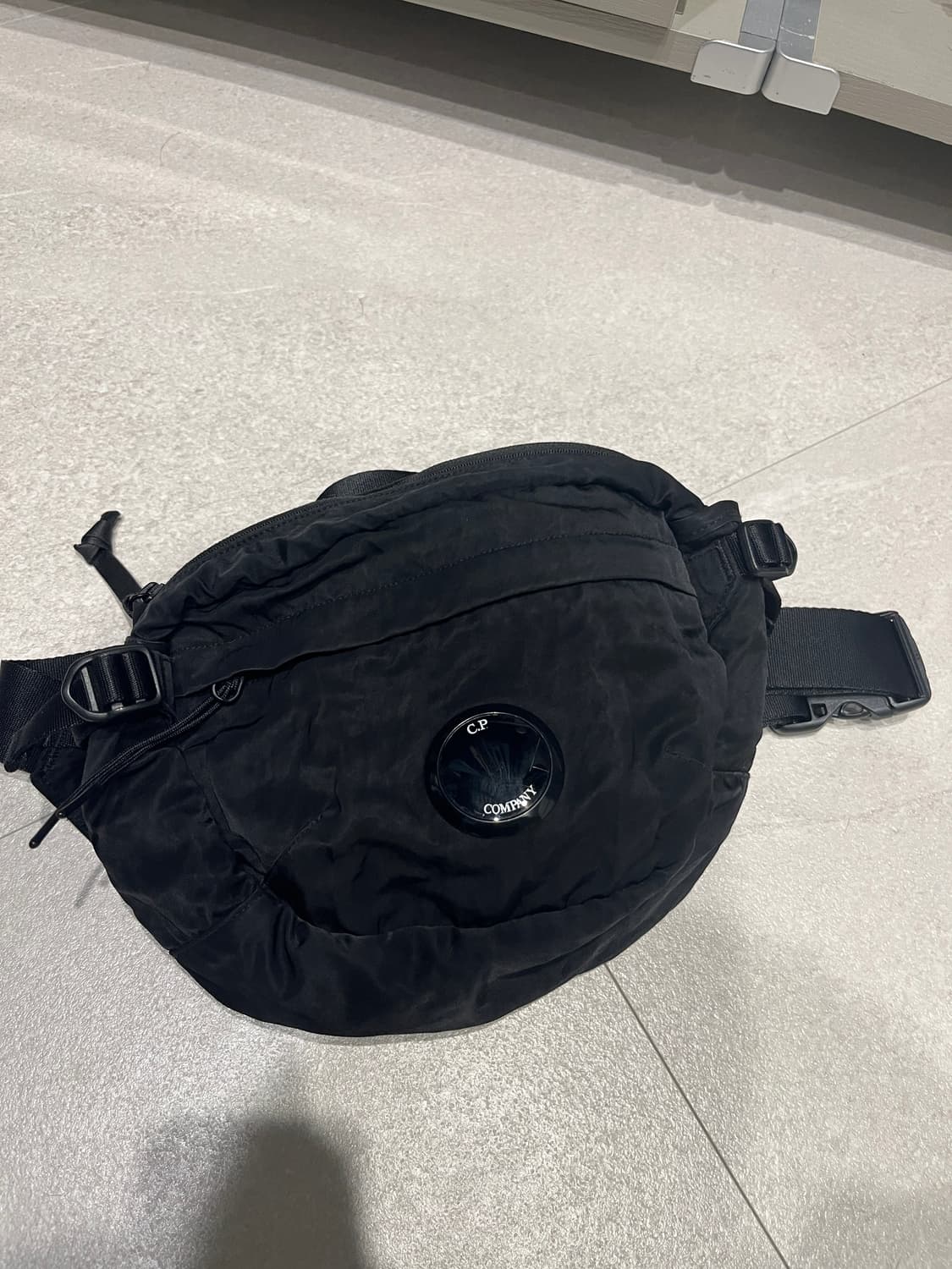 cp컴퍼니 렌즈 슬링백 블랙 상품이미지1