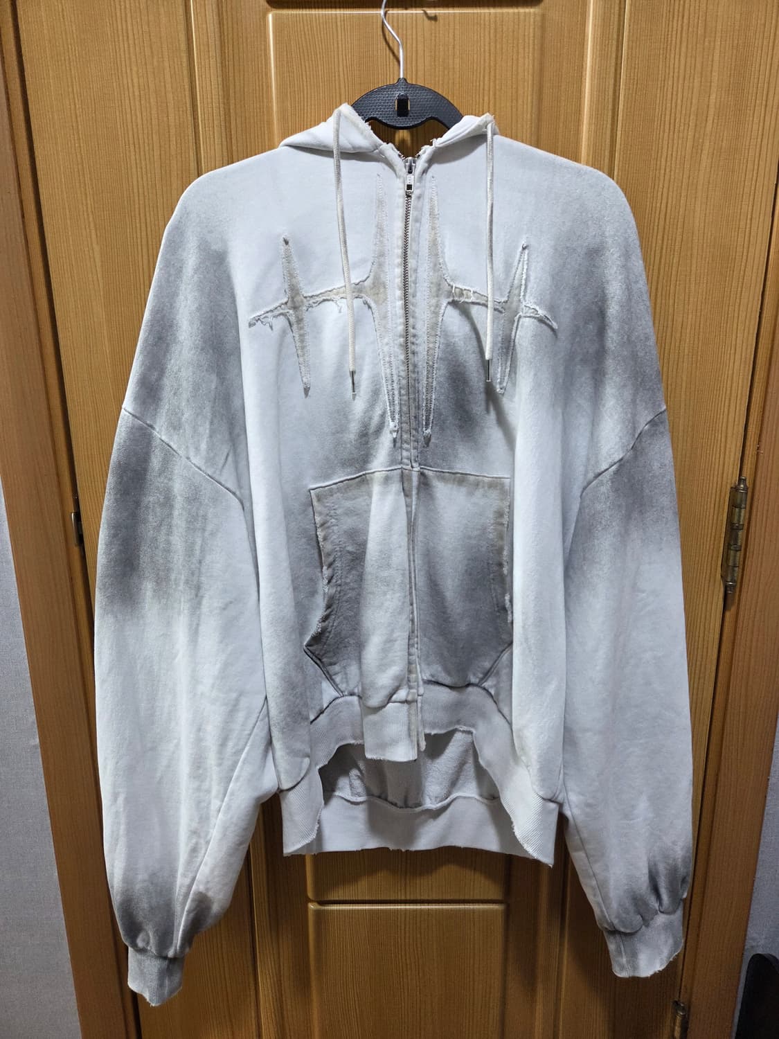 EASYNOEASY 더티 화이트 워시드 패치 후드집업 상품이미지3