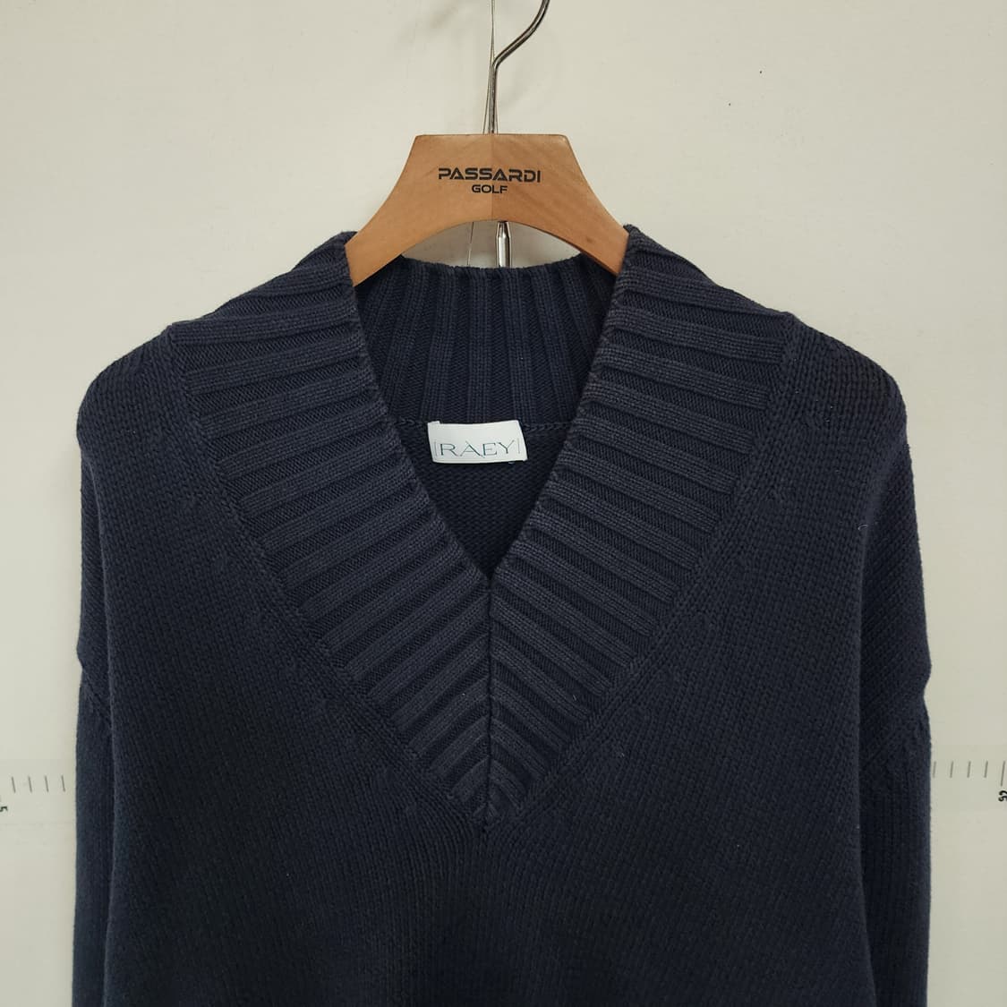 RAEY 네이비 V넥 이태리 니트 스웨터 상품이미지2