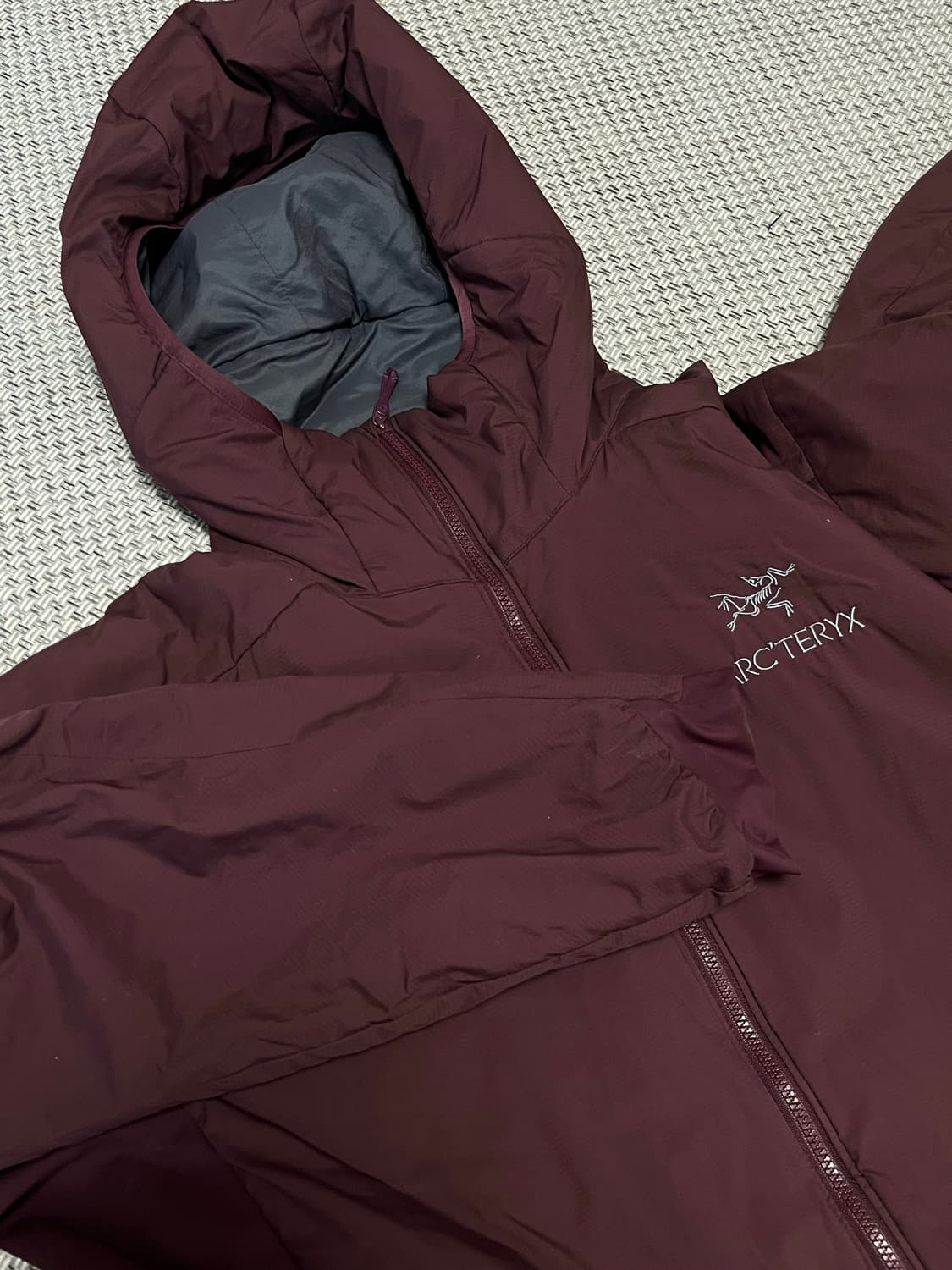 아크테릭스 아톰 후디 버건디 상품이미지1