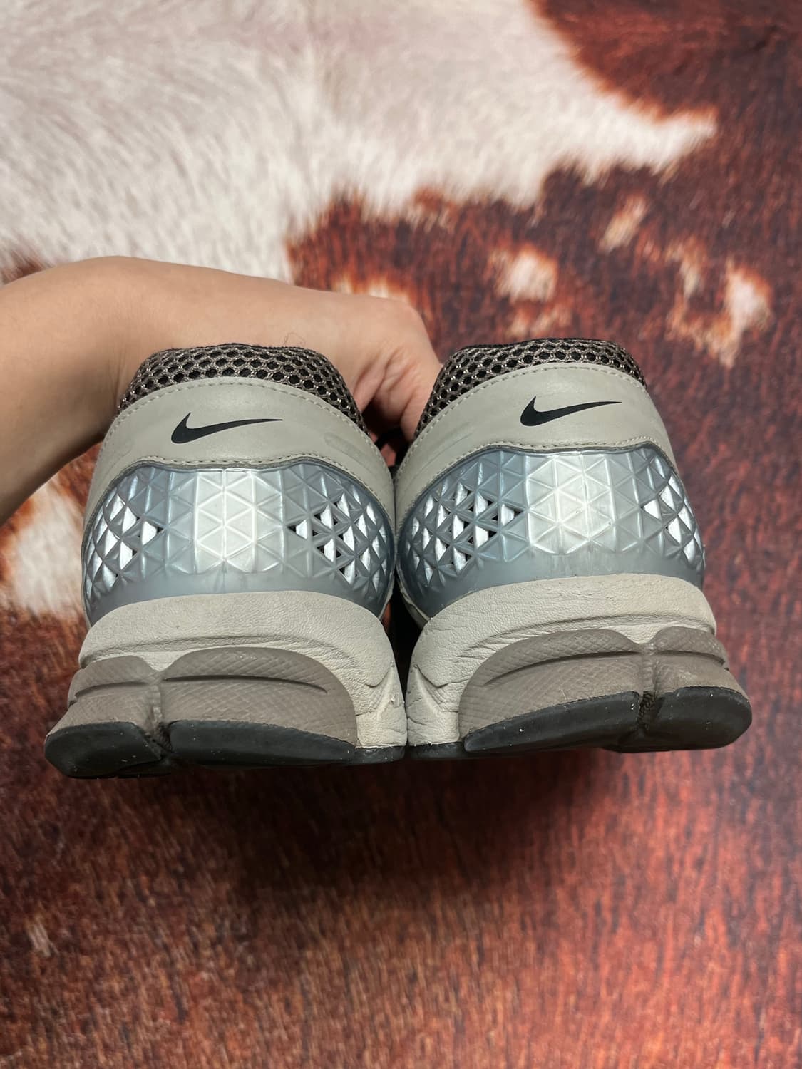 [300] 나이키 줌 보메로 5 칼리지 그레이 케이브 스톤 상품이미지4