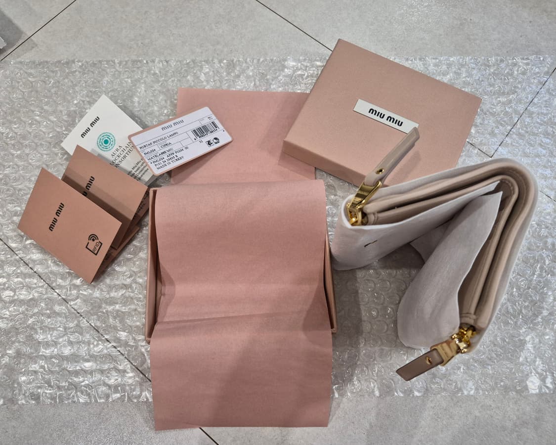 새상품))미우 미우 스몰 마테라쎄 나파 레더 월렛 상품이미지1