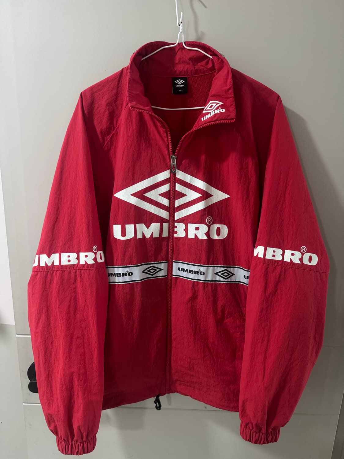 엄브로 멀티로고 우븐 바람막이  상품이미지2