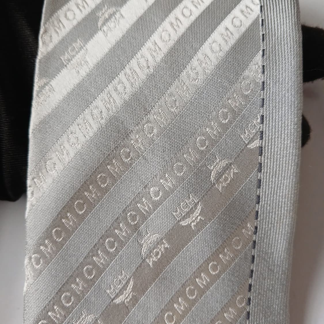 엠씨엠 실크 실버 사선 로고 패턴 넥타이 9cm A등급 A19638
 상품이미지6