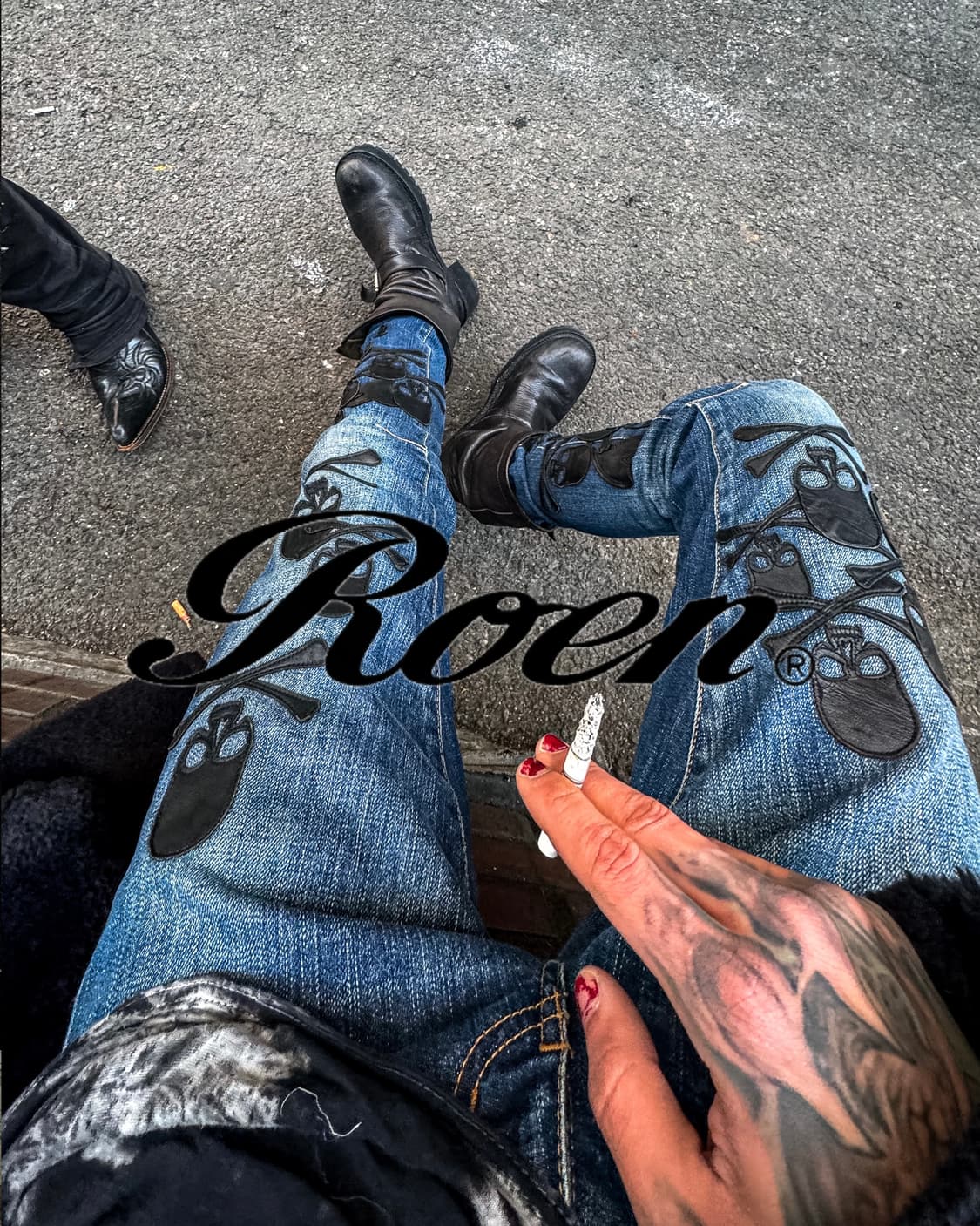 ROEN – Skull Leather Patch Denim Pants   상품이미지1