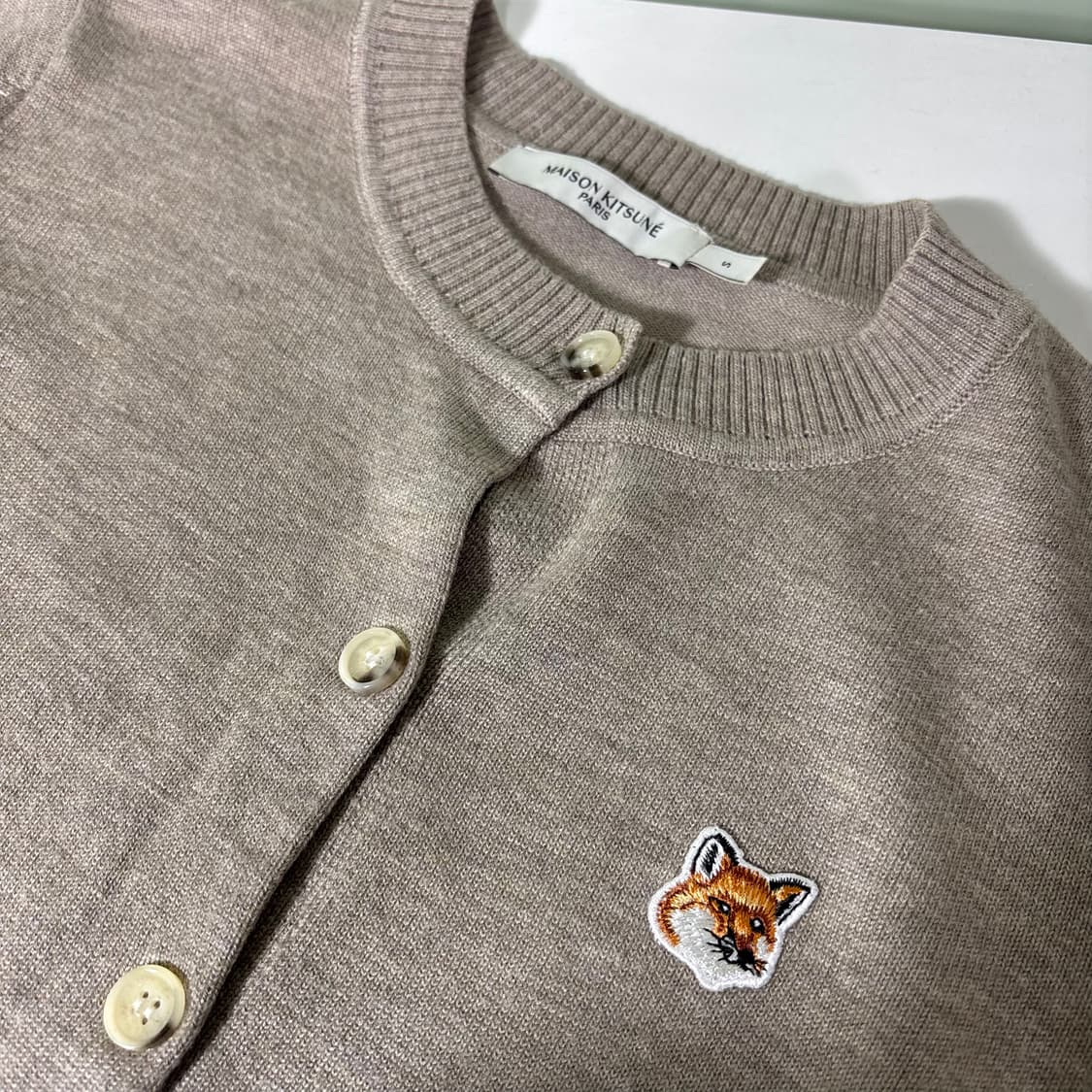 우먼S 메종키츠네 라이트베이지 폭스헤드 U넥 가디건 상품이미지2