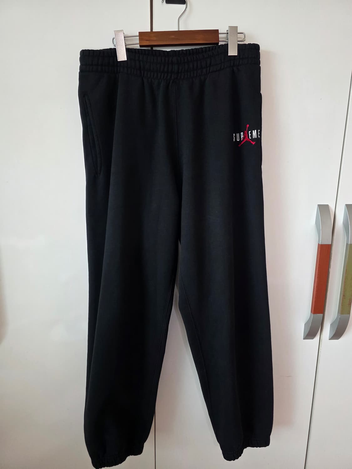 슈프림 x 조던 스웨트팬츠 블랙 상품이미지1