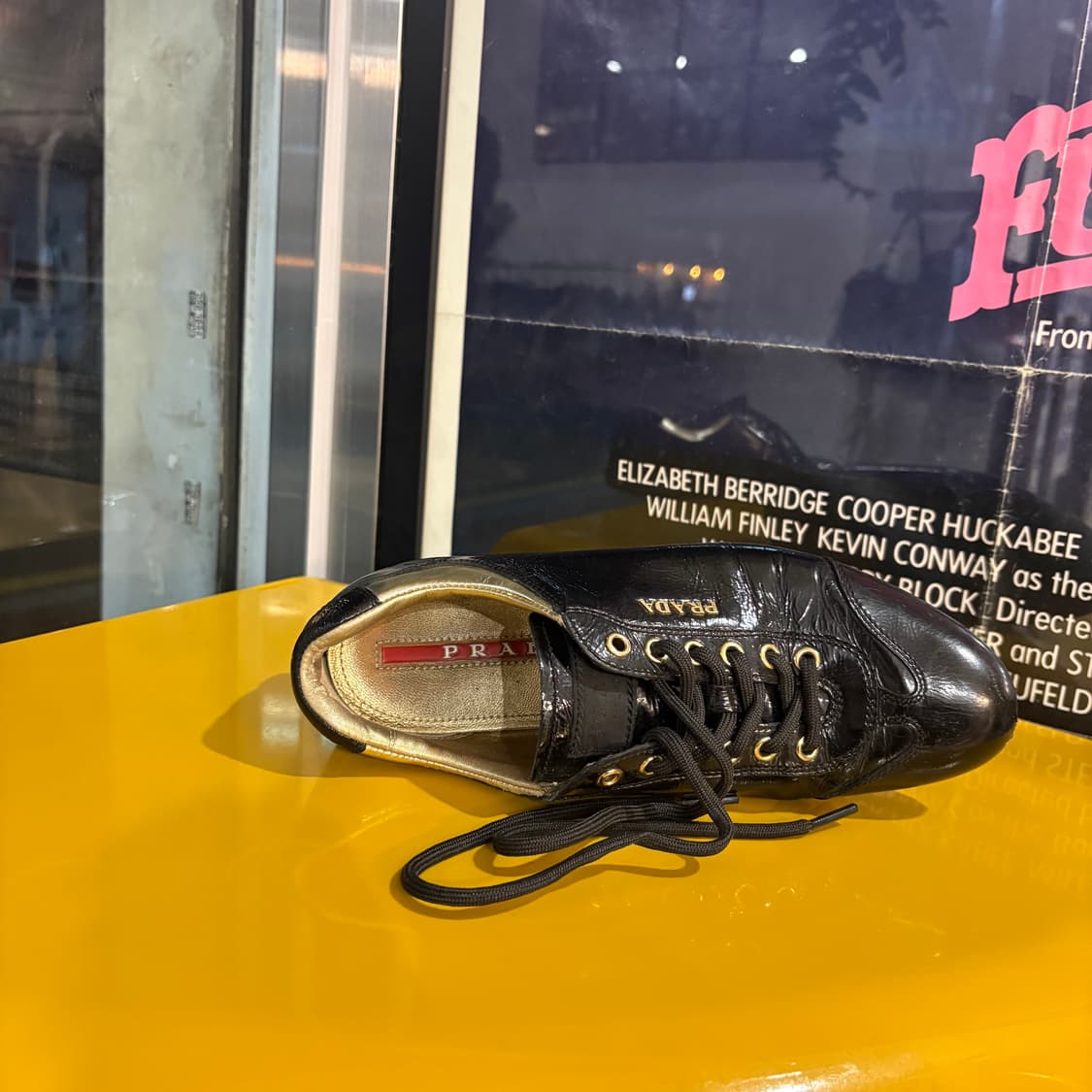 프라다 블랙 에나멜 레더 스니커즈 상품이미지5