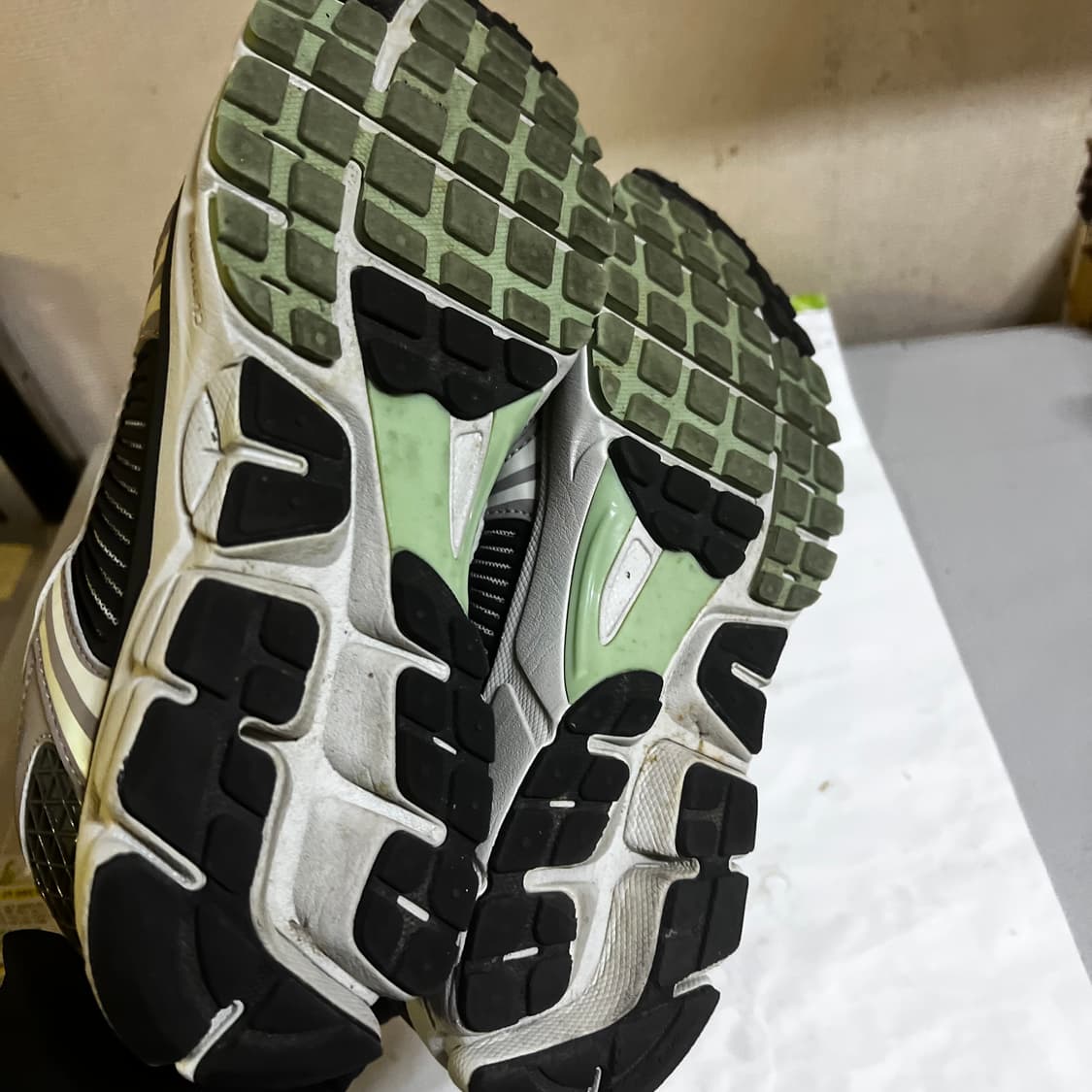 [270] 여성용 나이키 줌 보메로 5 러닝화 코블스톤 상품이미지5