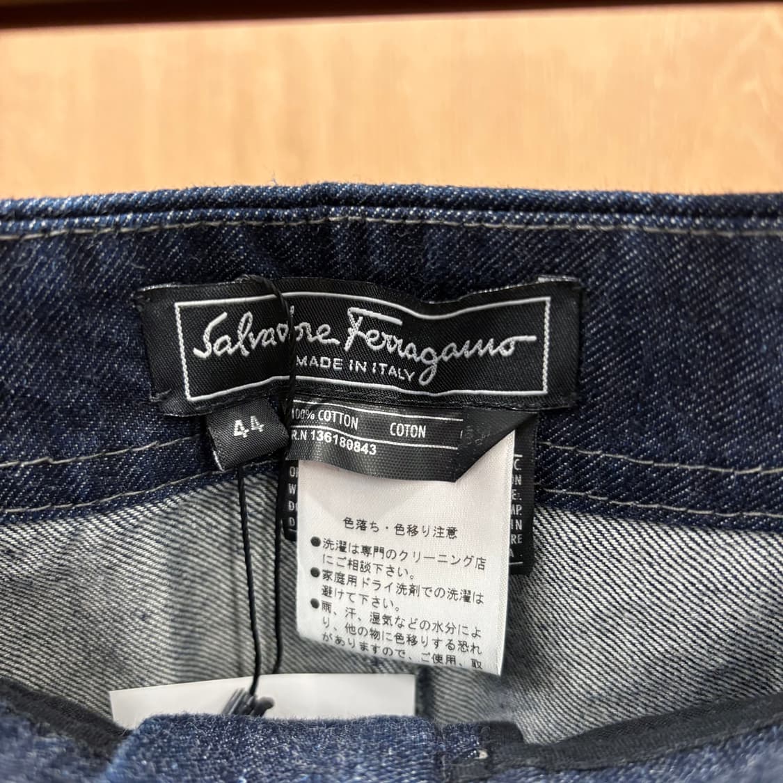 살바토레 페라가모 데님 미디 스커트 절개 라인 디테일 슬림핏 인디고 블루 상품이미지6